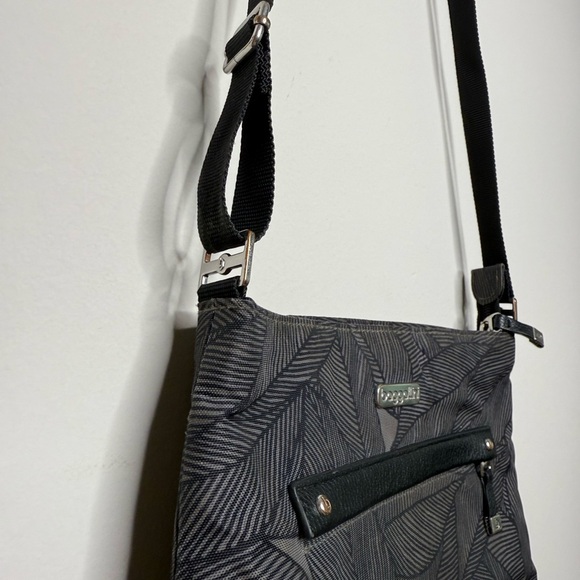 Baggallini Black Patterned All around Crossbody Bag - Picture 3 of 9